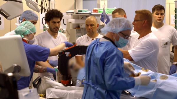 Bild 1 von 5: In der Notaufnahme des Unfallkrankenhauses Berlin-Marzahn kämpft das Team um Oberarzt Dr. Hans-Joachim Janssen um das Leben eines Patienten.