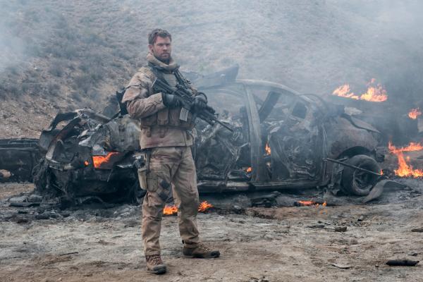 Bild 1 von 8: Captain Mitch Nelson (Chris Hemsworth)
