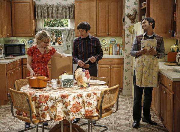 Bild 1 von 31: Thanksgiving der besonderen Art: Bernadette (Melissa Rauch, l.), Howard (Simon Helberg, M.) und Raj (Kunal Nayyar, r.) ...