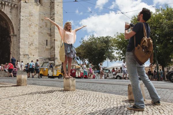 Bild 1 von 15: Frisch verliebt in Lissabon - was könnte schöner sein? Eva (Felicitas Woll, l.) und Luis (Renato Schuch, r.) verbringen gemeinsam wunderbare Wochen voller romantischer Sonnenuntergänge, aufregenden Sightseeing-Touren und feuchtfröhlichen Familienbesuchen auf dem Lande - bis Eva schwanger wird ...