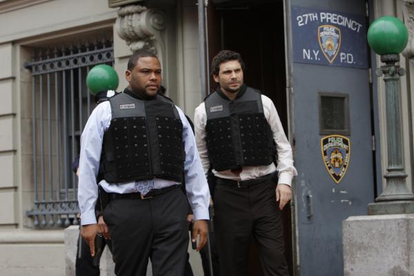 Bild 1 von 7: (l-r) Anthony Anderson as Det. Kevin Bernard, Jeremy Sisto as Det. Cyrus Lupo -- NBC