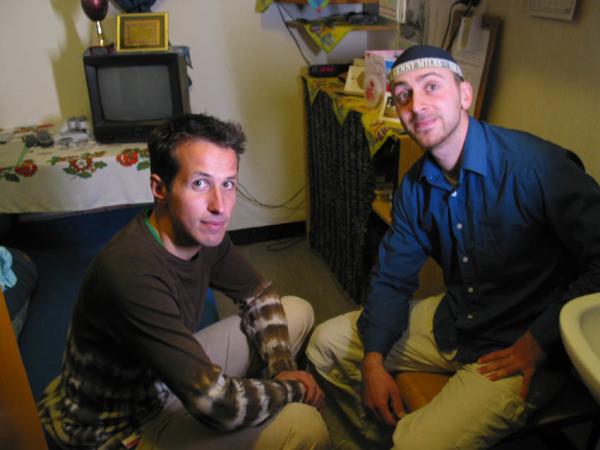 Bild 1 von 2: Willi (links) interessiert sich für das Leben hinter den Gefängnismauern und besucht einen Häftling in der Zelle.