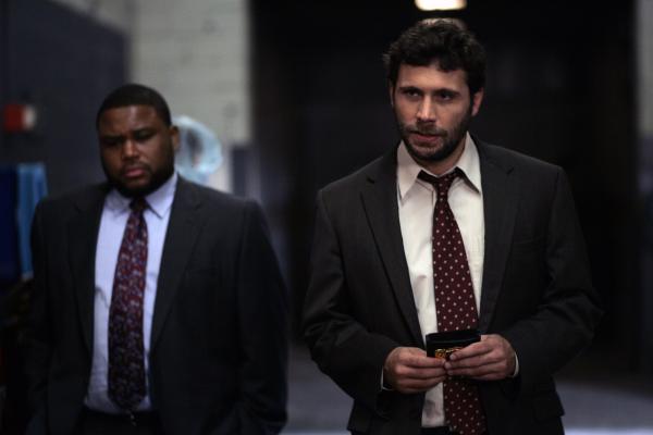 Bild 1 von 6: (l-r) Anthony Anderson as Det. Kevin Bernard, Jeremy Sisto as Cyrus Lupo -- NBC