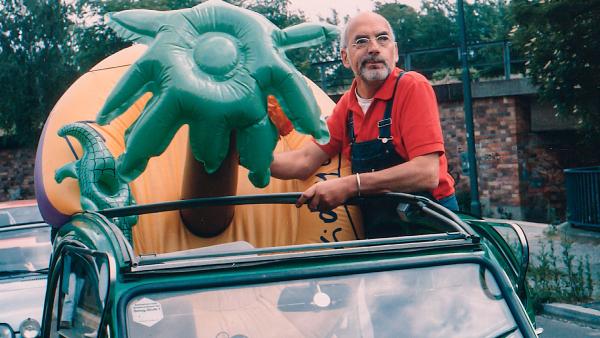 Bild 1 von 1: Peter (Peter Lustig) hat den Verkehr in Bärstadt unterschätzt - ob er noch rechtzeitig zum Badesee kommt?