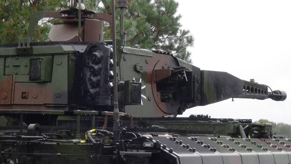 Bild 1 von 3: Zu seiner Ausrüstung gehört ein weitreichendes Aufklärungssystem und eine voll stabilisierte 30-Millimeter-Kanone: Der Puma ist seinen Vorgängern technologisch um ein halbes Jahrhundert voraus.