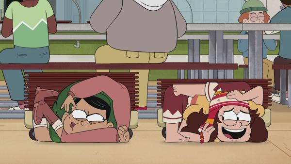 Bild 1 von 4: Gigi und Kallista verbiegen sich, um sich den Kartoffelwaffeln zu nähern.