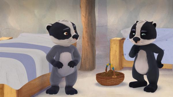 Bild 1 von 3: Matteo und Luis wollen Rosie bei ihrer Überraschung für Oma und Opa Fuchs helfen.