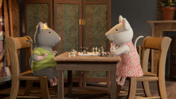 Bild 1 von 3: Tonio (links) soll Julia (rechts) solange ablenken, bis Sam die Überraschungsvorstellung für Julia vorbereitet hat.© ZDF/Cielo Films/Caribara Production/SuperswissRed/M.A.R.K.13/ZDF Studios GmbH - Honorarfreie Verwendung gemäß AGB im redaktionellen Zusammenhang mit genannter Sendung bei Nennung \