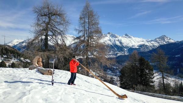 Bild 1 von 17: Im Bild: Schweizer Tradition und eine grandiose Bergkulisse flankieren das glamouröse Treiben in St. Moritz