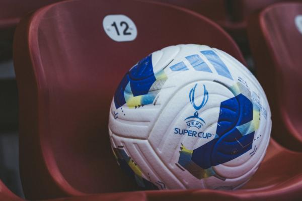 Bild 1 von 2: Der UEFA Super-Cup-Ball 2026 während ServusTVs Übertragung des  \