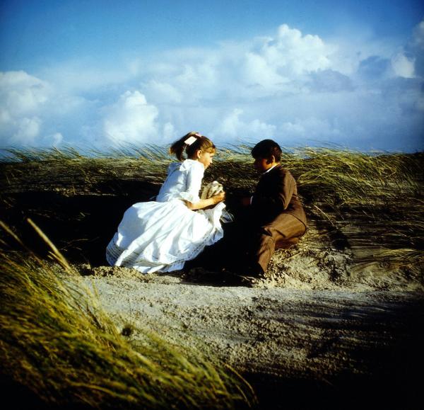 Bild 1 von 1: Das Wattenmeer lockt besonders, wenn es verboten wird. Peter (Christian Steffen) und Annemarie (Anja Bayer) haben soviel aufregende Geschichten über den Quallenkönig und andere Merkwürdigkeiten gehört, dass auch sie dem Verbotenen nicht widerstehen können.