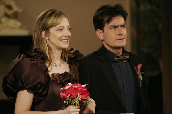 Bild 1 von 11: Myra (Judy Greer, l.) ist in Charlies (Charlie Sheen, r.) Haus zu Gast, und zwangsläufig auch in seinem Bett. Es ist eine neue Erfahrung für Charlie, einmal nicht mit einem belanglosen Betthäschen, sondern mit einer Intellektuellen zusammen zu sein. Er empfindet zum ersten Mal keine Fluchtreflexe und stellt sich auf eine solide Beziehung ein ...
