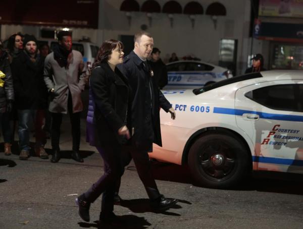 Bild 1 von 9: Baez (Marisa Ramirez, l.) und Danny (Donnie Wahlberg, r.) treffen am Tatort einer heftigen Schießerei ein. Warum wurde in dem Nachtclub wie wild rumgeballert?
