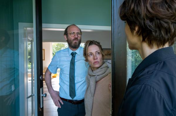 Bild 1 von 4: Judith Mohn (Christina Hecke, re.) stattet Serge Roubaix (Jean-Luc Bubert, li.) und seiner Frau Marianne (Anneke Schwabe, Mi.) einen Besuch ab. Der Pharmareferent ist ins Visier ihrer aktuellen Mordermittlung gerückt.