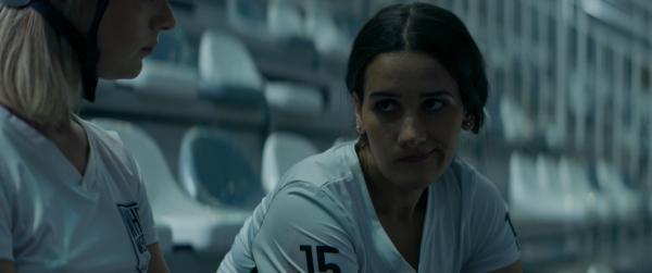 Bild 1 von 3: Die begabte Derbyspielerin Allison (Myra Bitout, r.) führt nachts ein aufregendes Doppelleben als Derby Girl, von dem nicht einmal ihre Team-Kapitänin Svetlana (Florence Fauquet, l.) etwas weiß.