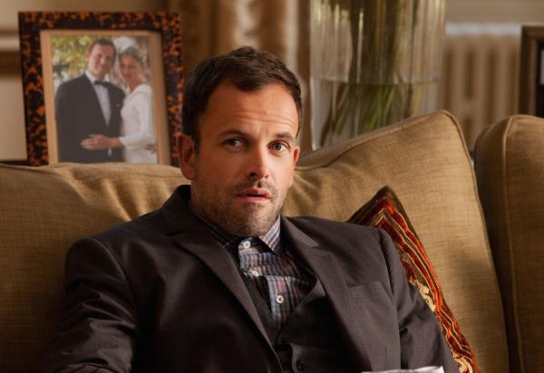 Bild 1 von 19: Wird nach London gerufen, um bei der Aufklärung eines Falles mitzuhelfen: Sherlock Holmes (Jonny Lee Miller) ...