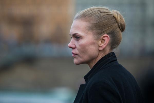 Bild 1 von 2: Helen Dorn (Anna Loos) steckt in der Krise: Ihre dramatische Verfolgungsjagd nach einem Verbrecher endet mit zwei Toten - und einer Kugel in ihrer Brust.