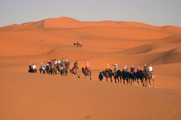 Bild 1 von 2: Die Nomadenvölker machen die lebensfeindliche marokkanische Sahara zu einem Ort des Austauschs, der kulturellen Durchmischung und zu einer wirtschaftlichen Drehscheibe.