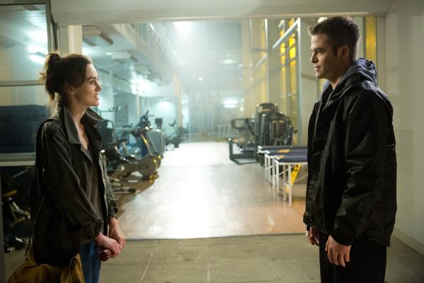 Bild 1 von 19: Immer wieder gelingt es der angehenden Ärztin Cathy (Keira Knightley, l.), den deprimierten und verwundeten Ex-Marine Jack Ryan (Chris Pine, r.) zu motivieren, seine momentane Behinderung zu bekämpfen. Mit durchschlagendem Erfolg ...