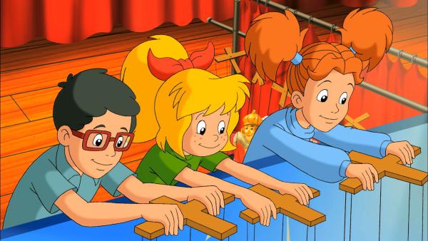 Bild 1 von 5: Bibi (M.) und ihre Freunde Florian (l.) und Marita (r.) führen ein Stück im Marionettentheater auf.