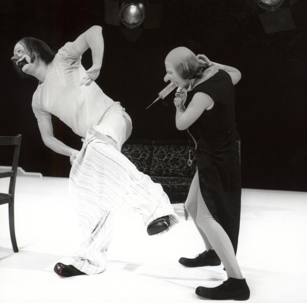 Bild 1 von 1: Clownesque Impfszene: Umberto Troni als Patient und Stefano Manca als Arzt.