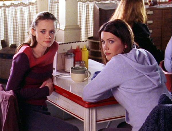 Bild 1 von 22: Rory (Alexis Bledel, l.) stattet Paris einen Besuch ab, weil diese schon fünf Tage nicht mehr in der Schule war. Unterdessen hat Lorelai (Lauren Graham, r.) einige Schwierigkeiten, als im Independence Inn ein Feuer ausbricht ...