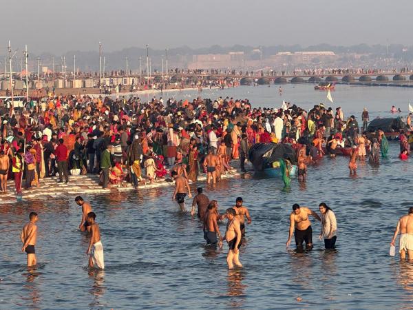 Bild 1 von 2: Im Bild: Gläubige Hindus nehmen ein heiliges Bad im Ganges.