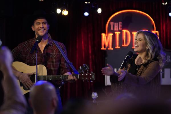 Bild 1 von 15: Max (Cheyenne Jackson, l.); Zoey (Margie Mays, r.)