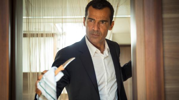Bild 1 von 1: Kommissar Mehmet Özakin (Erol Sander) kann sich auf seine Instinkte hundertprozentig verlassen. Um seine Fälle bei der Mordkommission Istanbul zu lösen, greift er auch immer mal wieder zu unkonventionellen Mitteln.