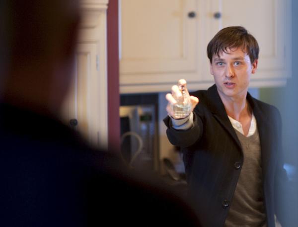 Bild 1 von 4: Kit (Tom Schilling) hält den tödlichen Virus in der Hand und bedroht seinen Vater.