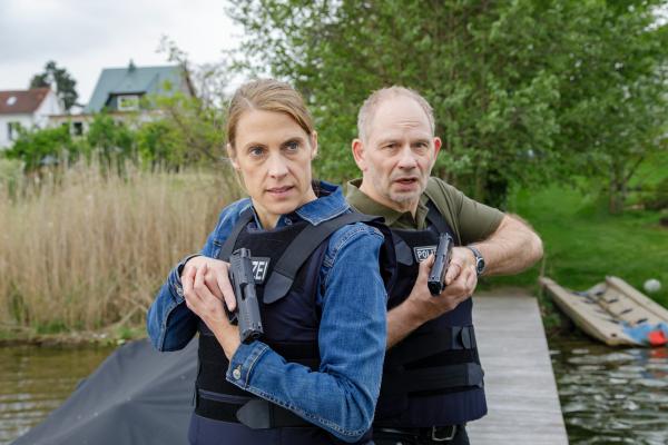 Bild 1 von 4: Tamara Meurer (Anja Pahl) und Bernhard Henschel (Michael Lott) schleichen sich mit gezückten Waffen an die Yacht. Können sie ihre Kollegin Pauline rechtzeitig retten?