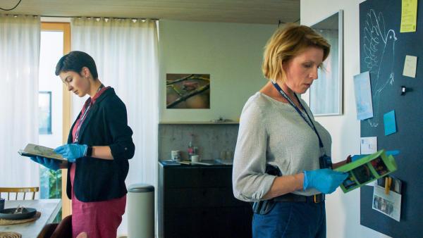 Bild 1 von 12: Im Bild: Die Ermittlerinnen Chiara Locatelli (Maria Wördemann, l.) und Doro Beitinger (Franziska Weisz, r.) müssen herausfinden, warum zwei Frauen kurz hintereinander ermordet wurden. Gibt es womöglich einen Zusammenhang zwischen den grausamen Verbrechen?