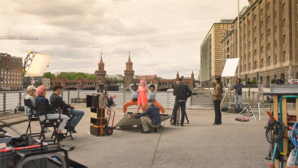Bild 1 von 12: Beim Videodreh mit Lia (Nora Henes) ist Emm (Ricco-Jarret Boateng) auffällig unkonzentriert.