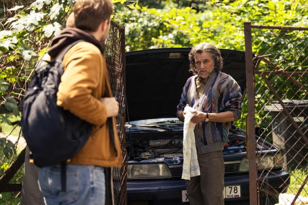 Bild 1 von 8: Aaron (Felix Mayr, l.) ist spontan in die Oblast Amur gereist. Bei der Familie von Ivan (Erik Novák, r.) findet er eine Unterkunft.