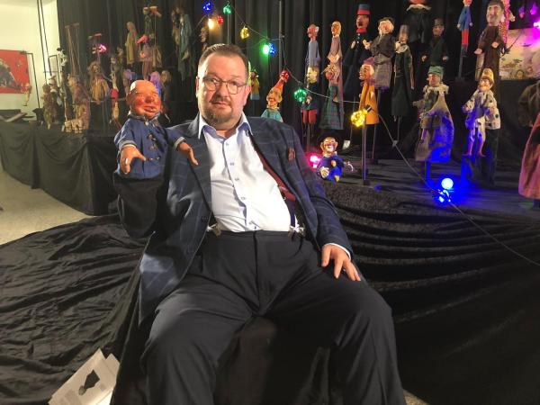 Bild 1 von 9: Im Bild: Martin Haidinger mit Winston Churchill Puppe.