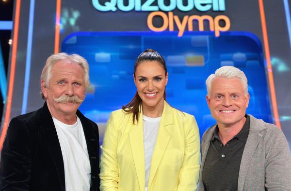 Bild 1 von 2: Moderatorin Esther Sedlaczek (M.) mit den Kandidaten des Teams \