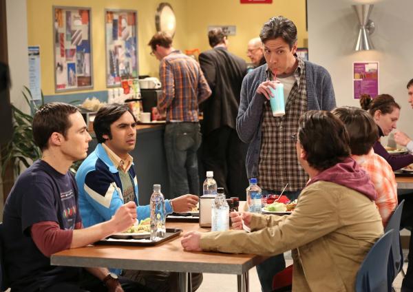 Bild 1 von 10: Zwischen Leonard (Johnny Galecki, 2.v.r.), Sheldon (Jim Parsons, l.), Raj (Kunal Nayyar, 2.v.l.) und Kripke (John Ross Bowie, M.) entfacht ein Wettkampf auf eine unbefristete Stelle an der Universität ...