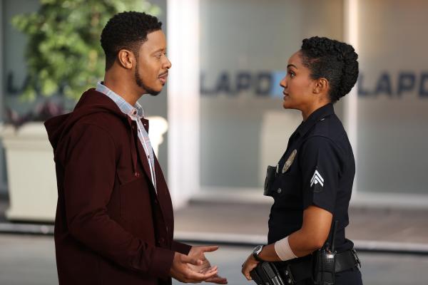 Bild 1 von 3: Harper (Mekia Cox) besteht darauf mit James (Arjay Smith) ein Gespräch unter vier Augen zu führen. Dabei muss Harper ihm ein Geständnis machen.