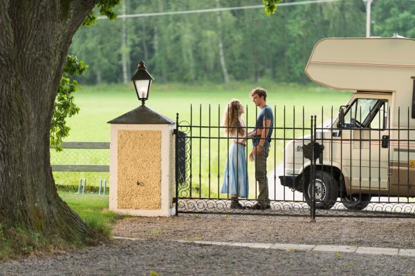 Bild 1 von 15: Viktor (Frederik Götz) bringt Emilia (Klara Deutschmann) nach Hause.