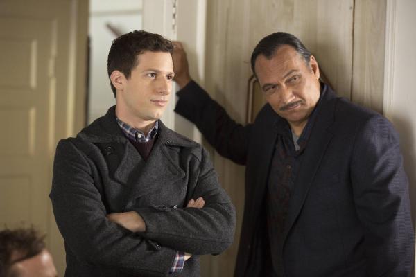 Bild 1 von 7: Jake Peralta (Andy Samberg, l.); Victor Santiago (Jimmy Smits, r.)
