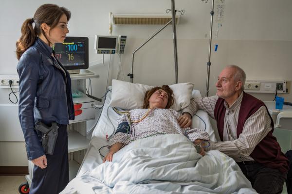 Bild 1 von 6: Katharina Hahn (Bianca Hein, l.) ist bei Thea Schick (Beate Pfeiffer, M.) und ihrem Mann Walter (Sepp Schauer, r.) im Krankenzimmer.