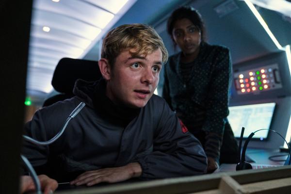 Bild 1 von 4: Alex (Otto Farrant) und Sabina (Charithra Chandran) läuft die Zeit davon. Sie haben nur wenige Sekunden, um eine Katastrophe zu verhindern.