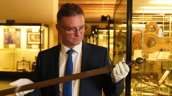 Bild 1 von 12: Dr. Markus Hirte im Kriminalmuseum Rothenburg o. T. mit einem Richtschwert: Anders als beim Kampfschwert liegt der Schwerpunkt beim Richtschwert an der Spitze.