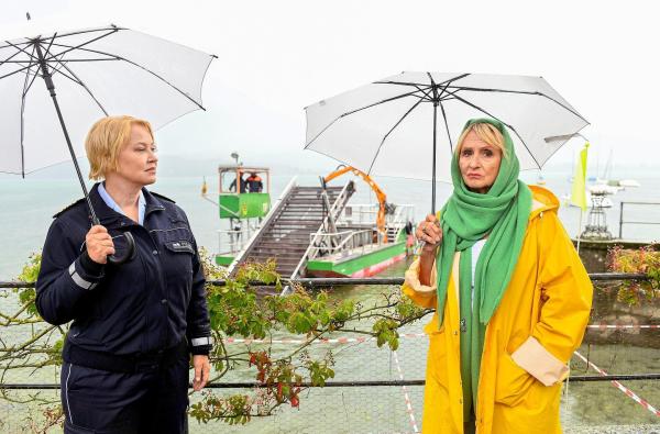 Bild 1 von 3: Im Bild: Nele Fehrenbach (Floriane Daniel, l.) ist sauer auf ihre Mutter Mechthild Fehrenbach (Diana Körner, r.). Für die Bauarbeiten der Bootsliegeplätze liegt keine Genehmigung vor.