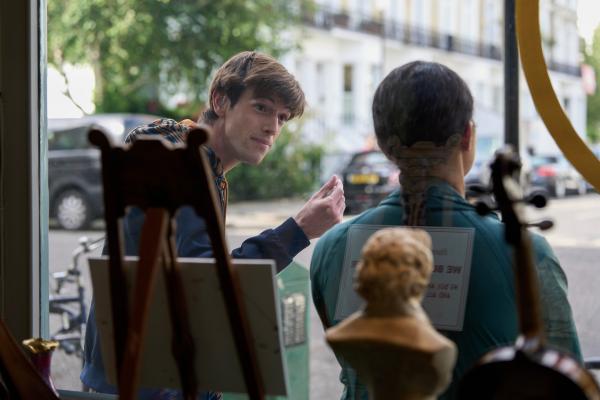 Bild 1 von 10: Jake (Jude Powell) glaubt, dass Münzhändler Hammond ihn und Stacey (Emma McDonald) übers Ohr gehauen hat und die Münze viel mehr wert sei als die paar hundert Pfund, die sie von ihm dafür bekommen haben.