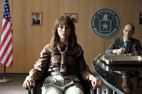 Bild 1 von 1: Doppelagentin Saskia Starke (Petra Schmidt-Schaller) beim Verhör mit dem Lügendetektor.