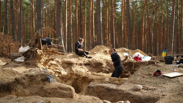 Bild 1 von 8: Grabung in Bad Belzig: Archäologen gehen auf Spurensuche an einstigen Orten des Grauens. Was geschah früher auf Richtstätten? Wie wurden Todesurteile vollstreckt und was weiß man über die Opfer?