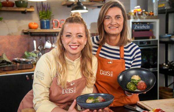 Bild 1 von 1: Zora Klipp und Inka Schneider servieren Knödel-Variation und andere Alpenspezialitäten.