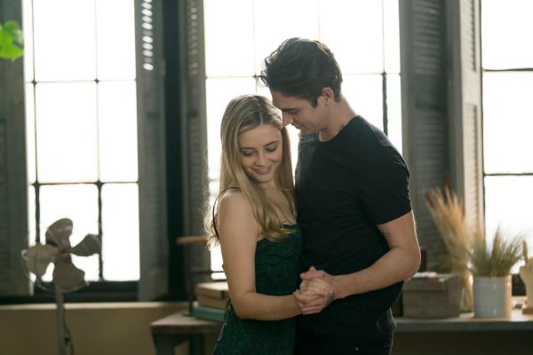 Bild 1 von 10: Tessa (Josephine Langford, l.); Hardin (Hero Fiennes Tiffin, r.)