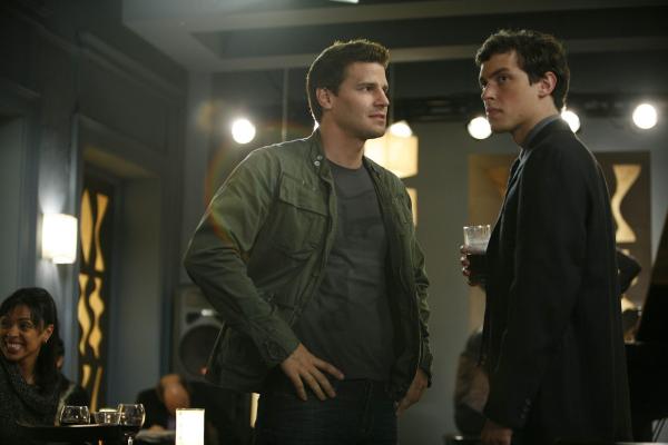 Bild 1 von 10: Booth (David Boreanaz, l.); Lance (John Francis Daley, r.)